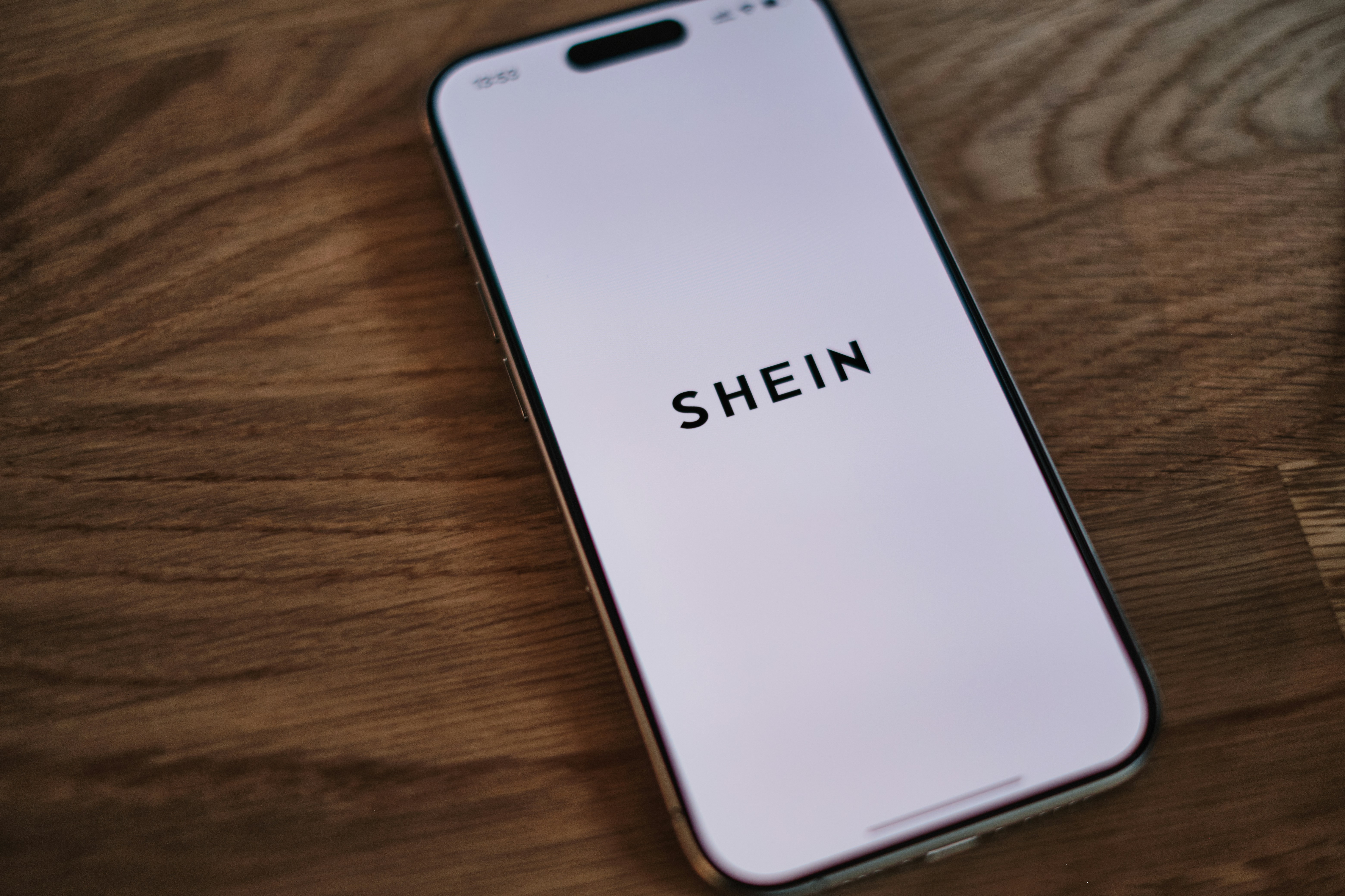 초고속 패션 기업 쉬인(Shein) 홍콩 상장 추진, 가치 하락과 논란 속 시장 우려 커져